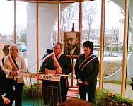 Le Maire de Crosne et le président du Conseil Général deant le portrait de Janusz Korczak