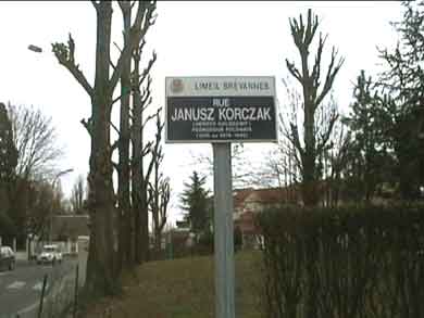 Deux photos de la plaque de la rue Korczak à Limeil-Brévannes